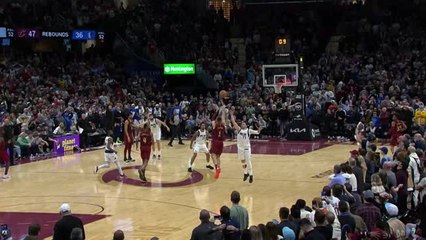 下载视频: Strus' half-court buzzer-beater clinches victory for the Cavs