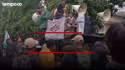 Tuntutan Dosen dan Mahasiswa UNJ yang Demo di Jalan Pemuda Rawamangun