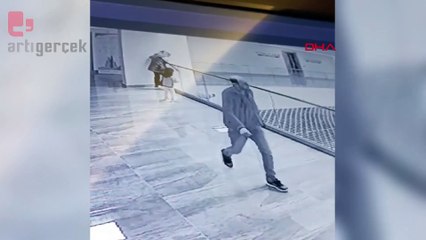 AVM'deki korkuluktan düşen çocuğu, güvenlik filesi kurtardı