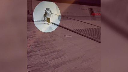 AVM'deki korkuluktan düşen çocuğu güvenlik filesi kurtardı!