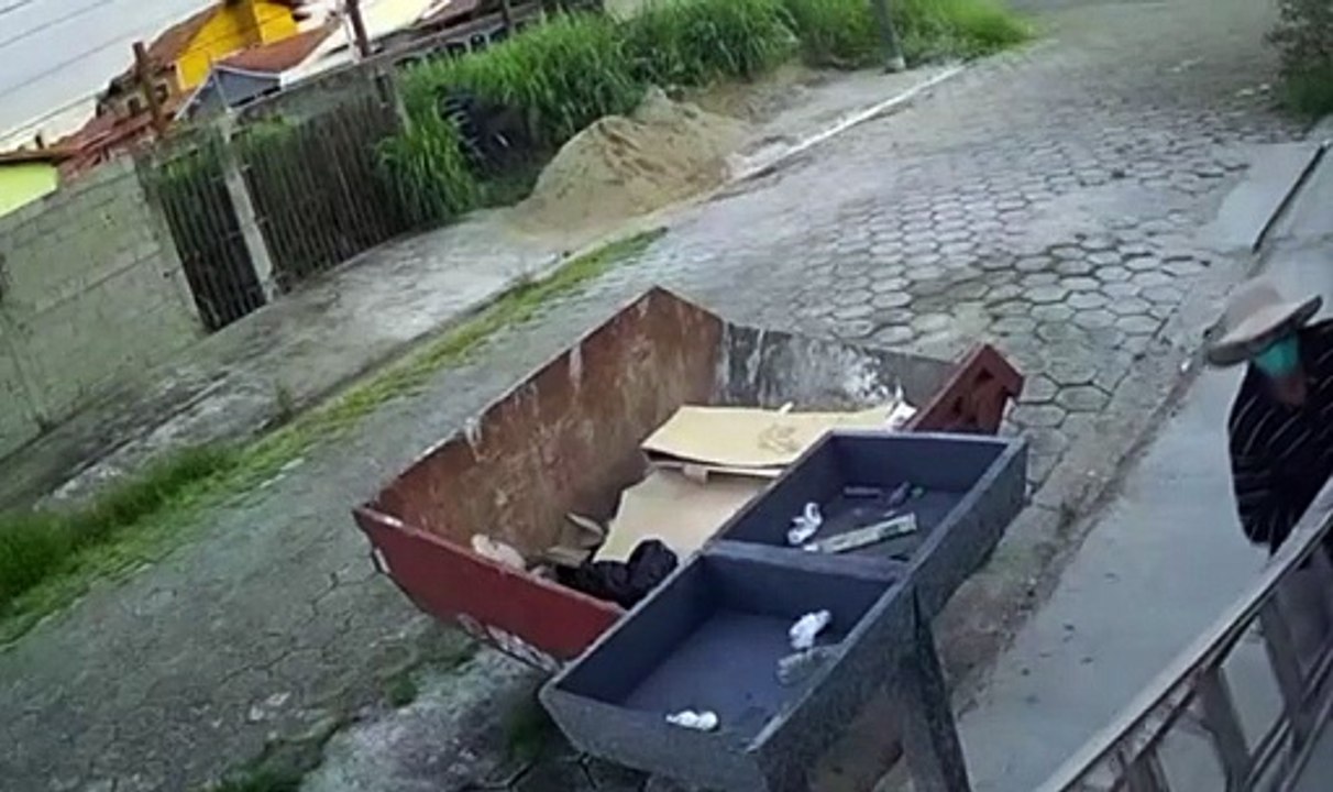 Homem faz sinal da cruz antes de furtar casa de praia