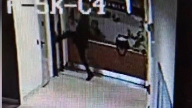Ziyaret saati dışında hasta görmek isteyen avukat içeri alınmayınca kapıyı tekmeledi