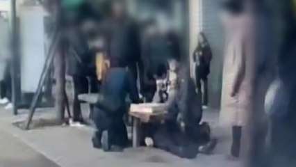 정류장에 쓰러진 70대...경찰관 응급처치로 구조 / YTN