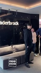 Pedri en las oficinas de su agencia de representación Leaderbrock