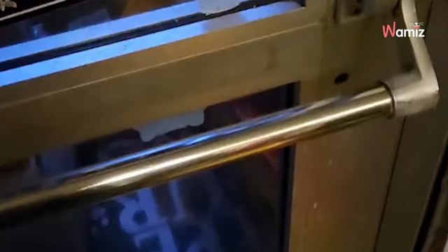 Pile de colis devant sa porte : au sommet, un sac a été abandonné avec un innocent à l’intérieur