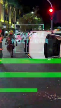 #Preliminar Un aparatoso choque terminó con un automóvil volcado en calles del Centro Histórico de Guadalajara #GuardiaNocturna