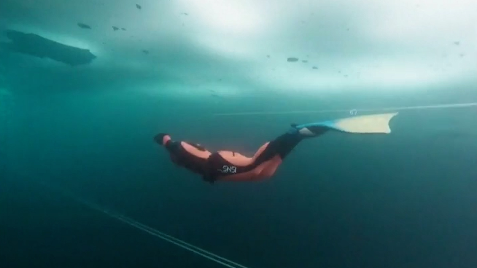 Nuevo récord mundial de apnea bajo hielo: 140 metros