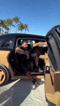 DJ Khaled se fait porter par des gardes du corps pour ne pas salir ses Air Jordans (VIDEO)