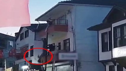 Скачать видео: Down sendromlu Zeynep ikinci kattan düştü, burnu bile kanamadı