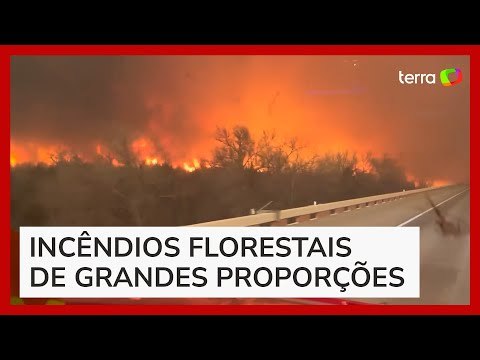 Bombeiros dirigem em 'estrada de fogo' durante incêndio florestal no Texas