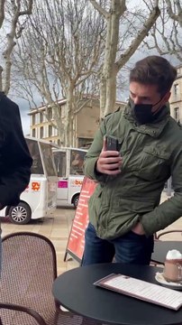 L'influenceuse Thaïs d’Escufon, ex-porte parole de Génération identitaire, poste une vidéo où elle est harcelée par des personnes masquées: J'ai été agressée par des individus d'extrême-gauche