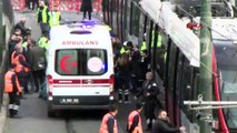 Topkapı'da raylardan geçmeye çalışan kişiye tramvay çarptı