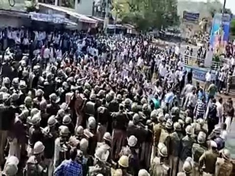 बैरिकेड्स तोड़ प्रदर्शनकारी आगे बढ़े तो दमकल व वाटर कैनन से पांच बार पानी की बौछार-video