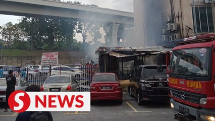 Video herunterladen: Fire razes restaurant, vehicles in Cheras