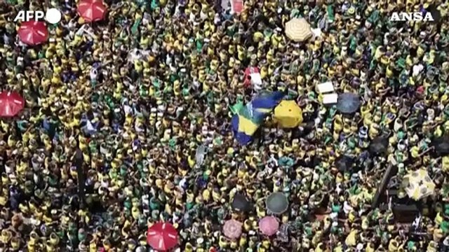 Bagno di folla per Bolsonaro, sono un perseguitato
