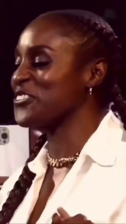 Usher chante et dance avec une dark skin