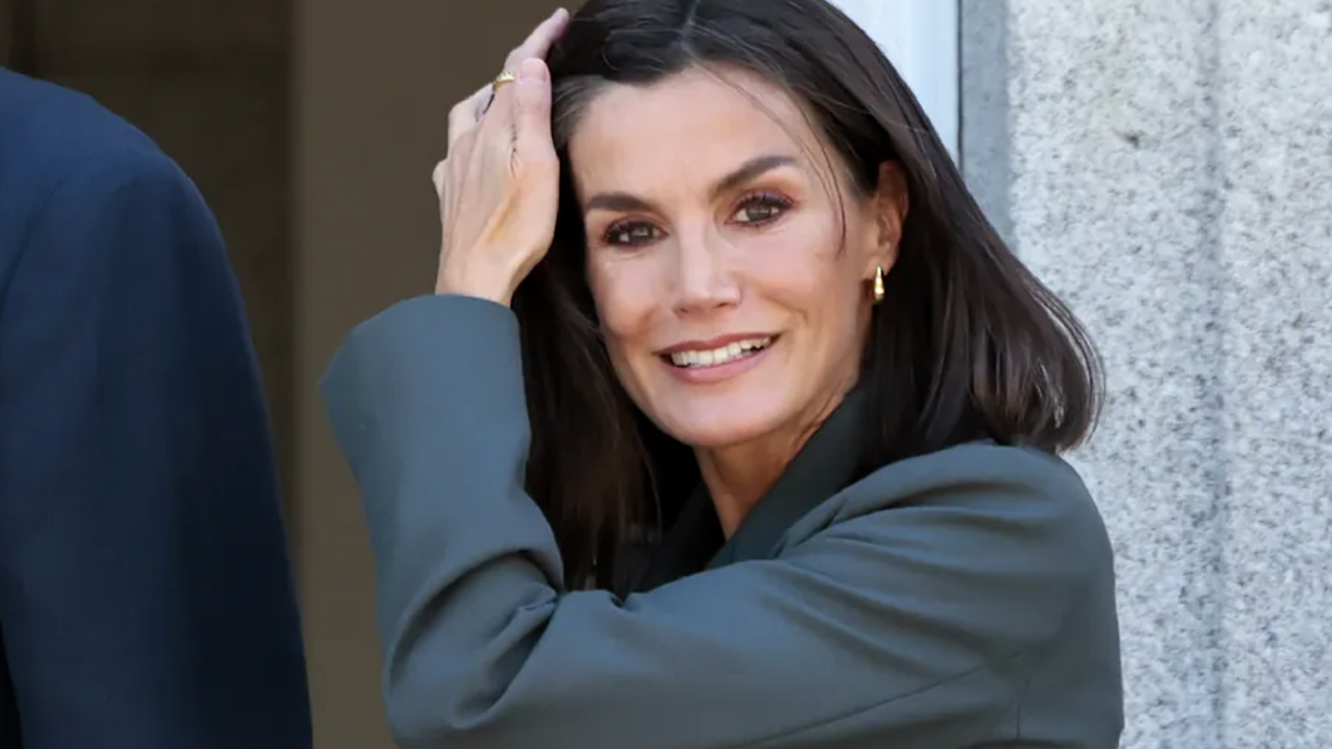 La Reina Letizia se hace un cambio de look sorpresa y elige un corte de pelo long bob