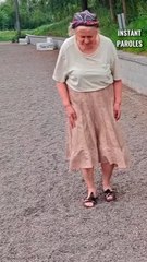 Cet homme fabrique une paire de sandales unique pour une femme âgée