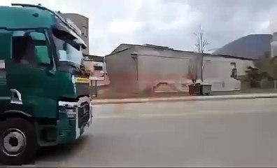 Video Gazeta Express- Kamionet me mjete ushtarake  ne Elez Han