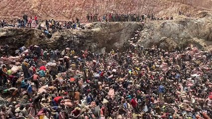 Centenars de congolsesos caven en una mina per obtenir-ne cobalt (vídeo: Siddharth Kara)