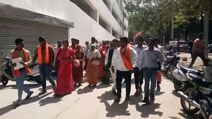 Crowd reached SP office
