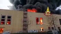 Truccazzano, incendio in una ditta di materiale plastico: fiamme e paura