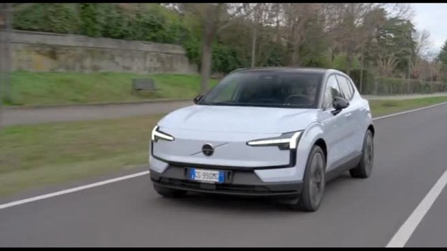 Volvo EX30: l'elettrica compatta con performance da supercar