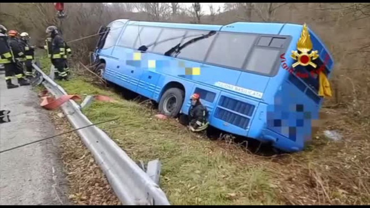 Potenza, bus con studenti finisce fuori strada: feriti