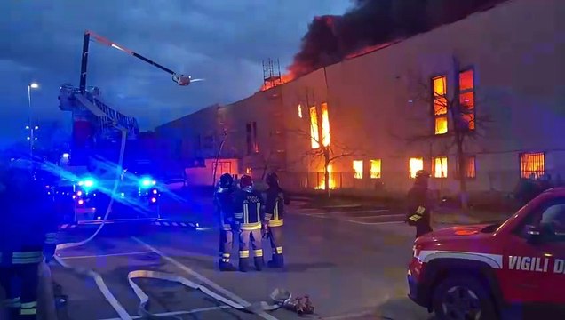 Incendio oggi a Truccazzano, deposito di materie plastiche distrutto dalle fiamme