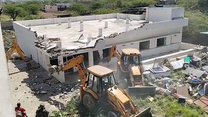 हाथीखेड़ा में बारह हजार वर्गगज जमीन से हटाया अतिक्रमण