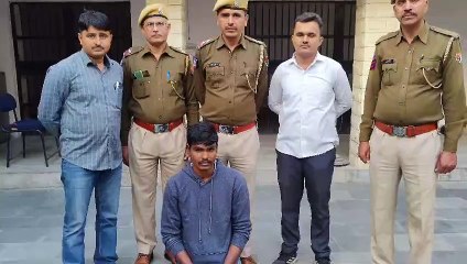 हेलमेट पहने युवक ने बैंक से निकले डॉक्टर से की लूटपाट