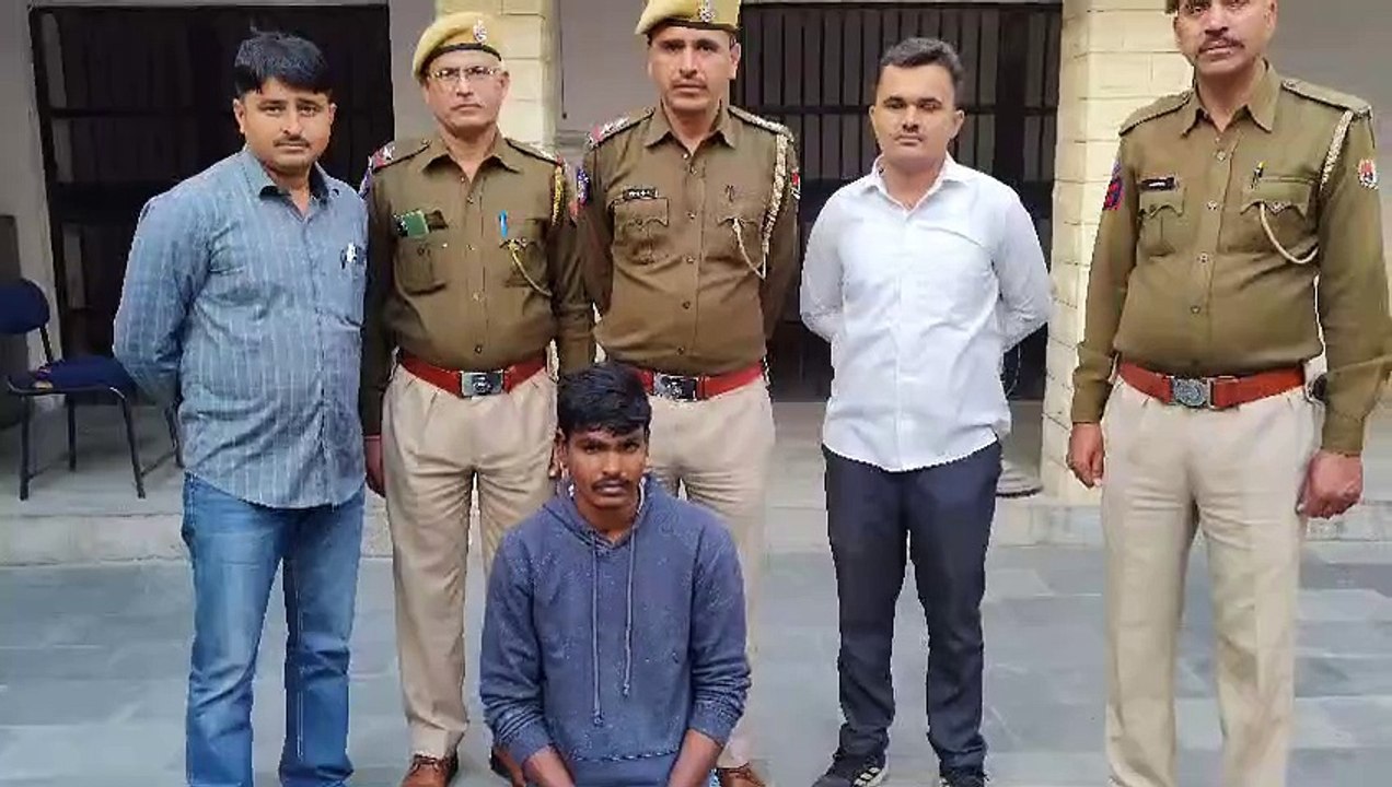 हेलमेट पहने युवक ने बैंक से निकले डॉक्टर से की लूटपाट