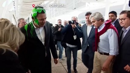 Luís Montenegro atingido com tinta verde durante uma ação de campanha