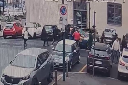 Torino, assalto alla volante della polizia - Video