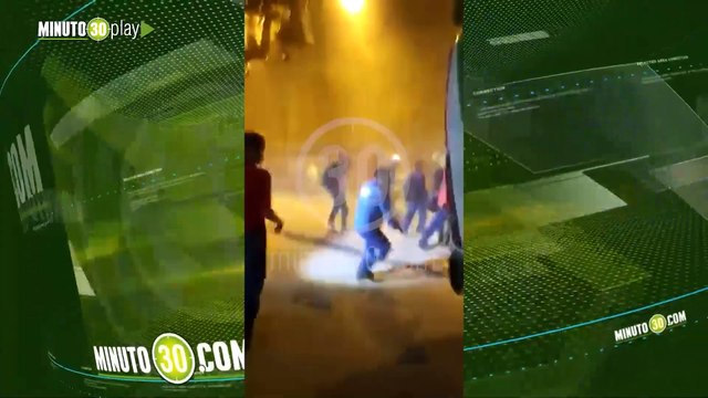 Momento en el que los trabajadores ven chocar el bus en hidroituango y corren a auxiliar a sus compañeros