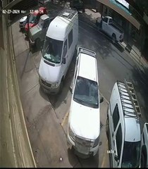 Se colgó de su camioneta para que no se la roben y fue arrastrado: está en grave estado