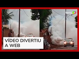 Fumacê da dengue 'engole' pessoas em rua de Teresina e vídeo viraliza