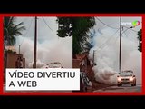 Fumacê da dengue 'engole' pessoas em rua de Teresina e vídeo viraliza