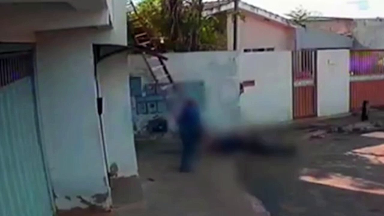 Câmeras registram momento em que homem morre ao ser atingido por descarga elétrica