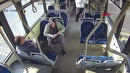 Görüntüler ortaya çıktı: Lise müdürü ile oğlu, otobüste tartıştıkları yaşlı çifti darp etti