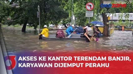 Akses Perkantoran Terendam Banjir, Warga Dijemput dengan Perahu