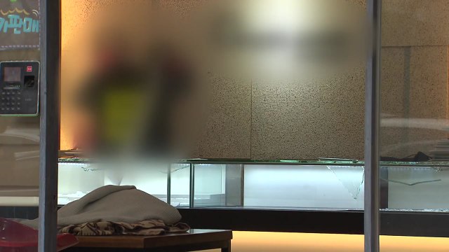 도둑이 1분 만에 유리창 깨고 금은방 털어...경찰 수사 / YTN