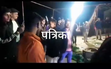 आधा दर्जन युवकों ने किया तमंचे पर डिस्को, वीडियो वायरल