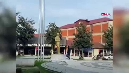 Atatürk büstüne baltalı hain saldırı kamerada