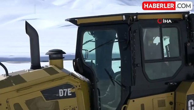 Beytüşşebap'ta dozerler karlı yollarda ilerlemekte güçlük çekiyor
