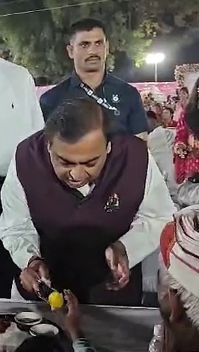 जय श्रीकृष्णा के उद्घोष के साथ अंबानी परिवार ने करी अन्न सेवा