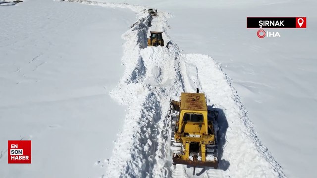 Beytüşşebap'ta dozerler karlı yollarda ilerlemekte güçlük çekiyor