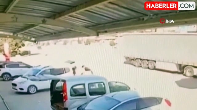 Direksiyonu kilitlenen otomobilin beton bloğa çarpma anı kamerada