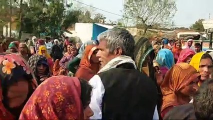 रोड किनारे मिली युवक की लाश, परिजनो ने लगाया हत्या का आरोप