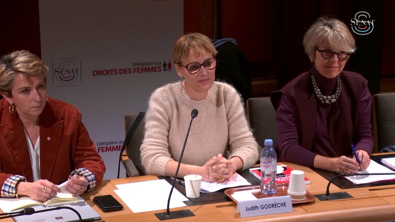 Violences sexuelles: "Tout le monde sait que dans l'industrie du cinéma, un agresseur déguisé en réalisateur fait souffrir les petites filles" assure Judith Godrèche